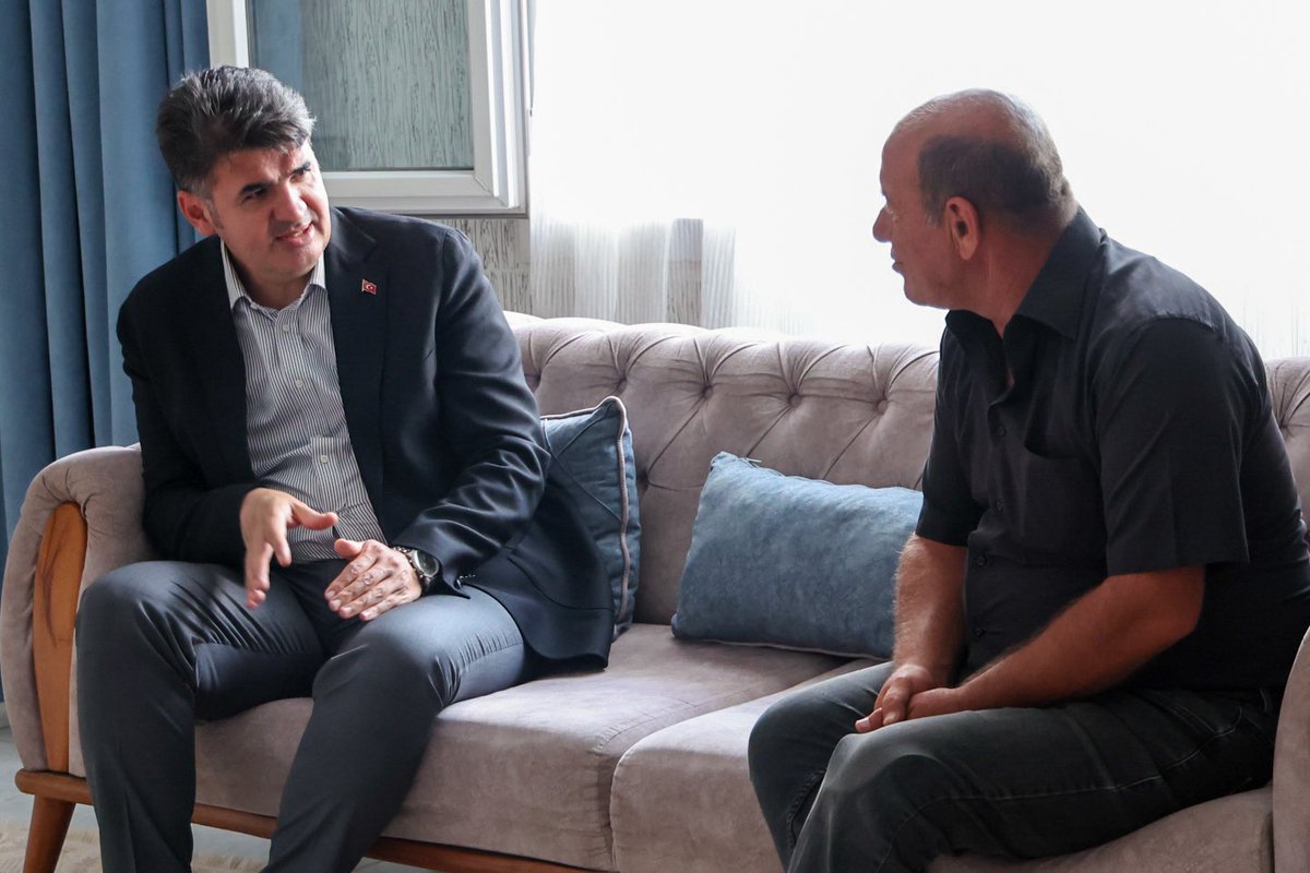 kilisvaliligi's tweet photo. 🇹🇷 Kahraman Gazilerimiz ve Kıymetli Aileleri Milletimizin Gururudur...

Valimiz Ömer Kalaylı, Aile ve Sosyal Hizmetler İl Müdürümüz Çetin Tutaş ile birlikte;
🎖️ Kahraman Gazimiz Mehmet Polat ve kıymetli ailesini,
🎖️ Kahraman Gazimiz Lütfi Dağcıoğlu ve kıymetli ailesini ziyaret etti.

Kahraman Gazilerimizi minnet ve şükranla anıyor; kıymetli aileleriyle birlikte her zaman yanlarında olmaya devam ediyoruz.

🇹🇷 Vatanımızın bağımsızlığı ve milletimizin huzuru için fedakârlık gösteren gazilerimizin cesareti ve kahramanlığı daima yolumuzu aydınlatacaktır.

Vatan size minnettar...

@KalayliOmer

#ZaferBizim
#15Temmuz
#Kilis

İrade Bizim Zafer Bizim