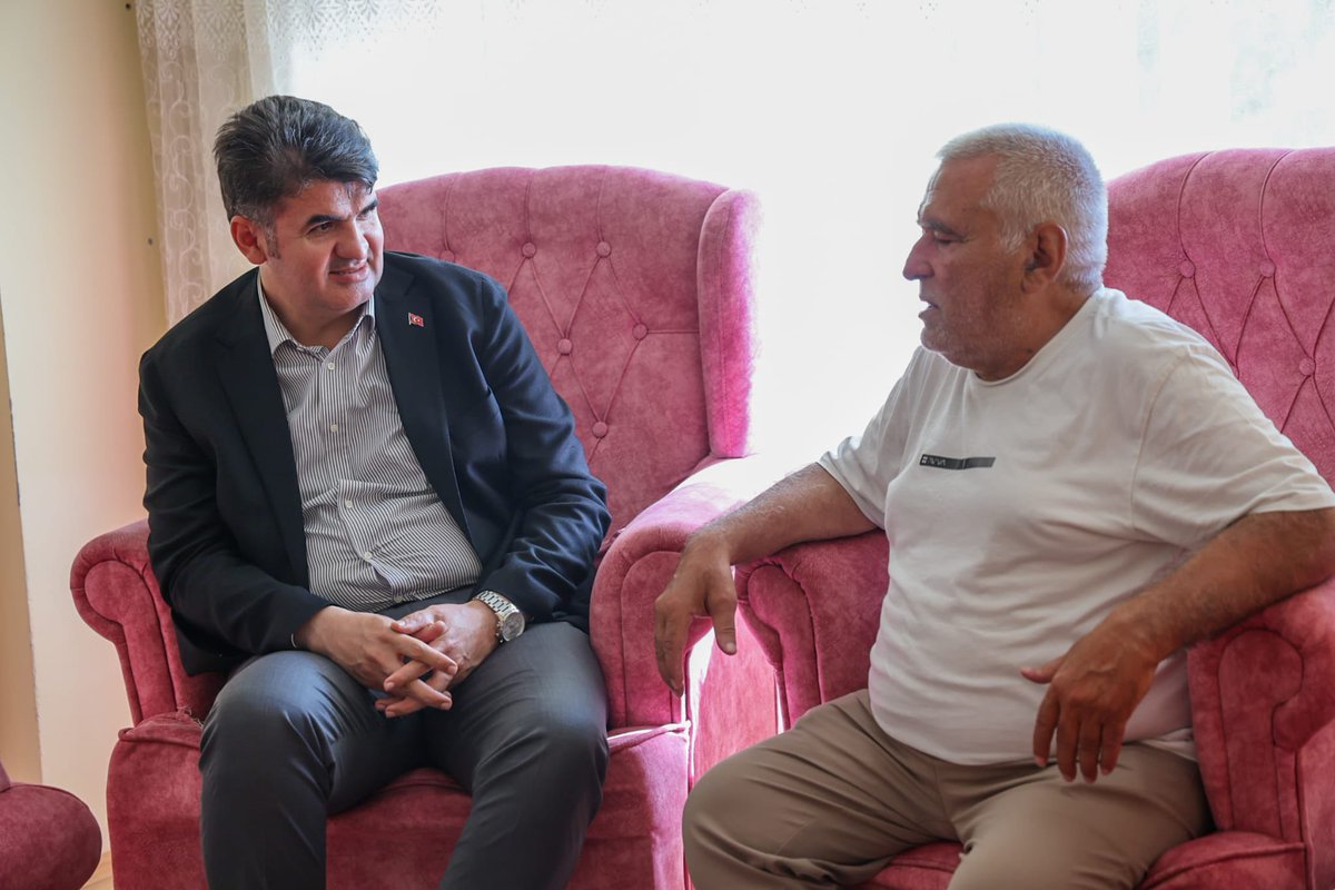 kilisvaliligi's tweet photo. 🇹🇷 Kahraman Gazilerimiz ve Kıymetli Aileleri Milletimizin Gururudur...

Valimiz Ömer Kalaylı, Aile ve Sosyal Hizmetler İl Müdürümüz Çetin Tutaş ile birlikte;
🎖️ Kahraman Gazimiz Mehmet Polat ve kıymetli ailesini,
🎖️ Kahraman Gazimiz Lütfi Dağcıoğlu ve kıymetli ailesini ziyaret etti.

Kahraman Gazilerimizi minnet ve şükranla anıyor; kıymetli aileleriyle birlikte her zaman yanlarında olmaya devam ediyoruz.

🇹🇷 Vatanımızın bağımsızlığı ve milletimizin huzuru için fedakârlık gösteren gazilerimizin cesareti ve kahramanlığı daima yolumuzu aydınlatacaktır.

Vatan size minnettar...

@KalayliOmer

#ZaferBizim
#15Temmuz
#Kilis

İrade Bizim Zafer Bizim