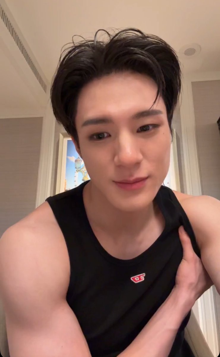 jaenoitsme's tweet photo. gue kalo punya boyfriend modelan begini juga pas dilarang pake croptop pasti lgsg nurut 😔🙏🏻 https://t.co/67zIqPiHBR