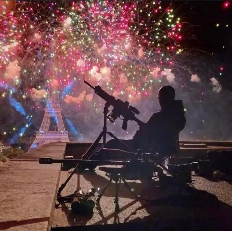 WarFlash_2630's tweet photo. 🇫🇷Members of the BI ( brigade d’intervention) on the rooftops of Paris during New Years https://t.co/BrOnITpm9W