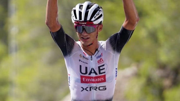 EnfoqueNoticias's tweet photo. Mexicano Isaac del Toro se mantiene tercero de la general tras la etapa 8 del Tour de France https://t.co/byOxO1J77k 
@LeTour  @ISAACDELTORX1 https://t.co/HYJPvl17Pq