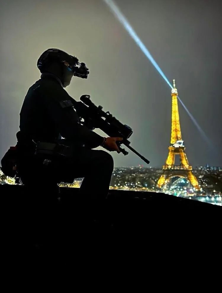WarFlash_2630's tweet photo. 🇫🇷Members of the BI ( brigade d’intervention) on the rooftops of Paris during New Years https://t.co/BrOnITpm9W