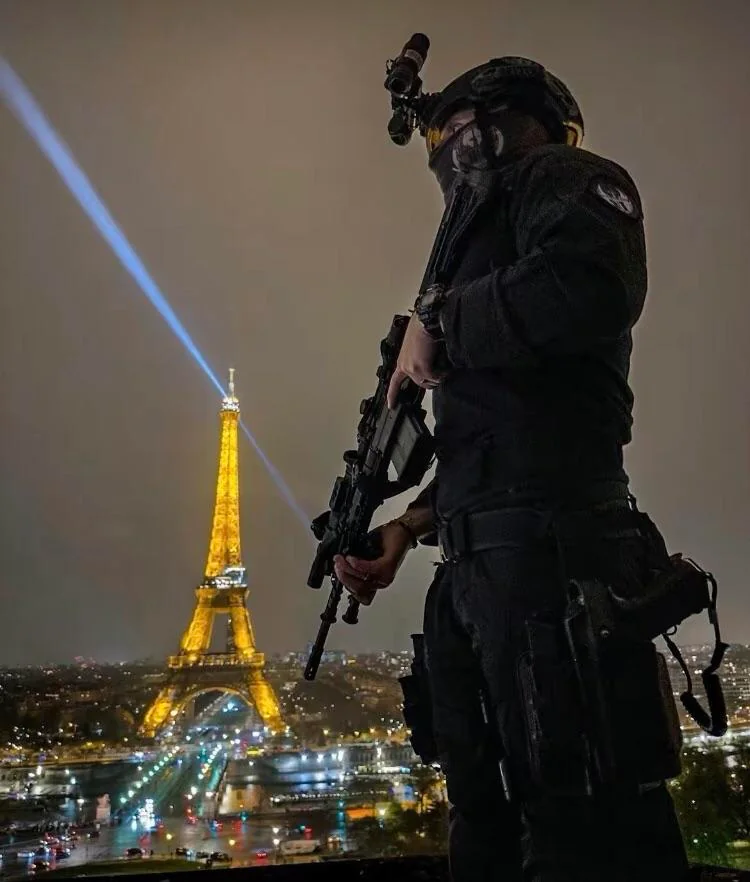 WarFlash_2630's tweet photo. 🇫🇷Members of the BI ( brigade d’intervention) on the rooftops of Paris during New Years https://t.co/BrOnITpm9W