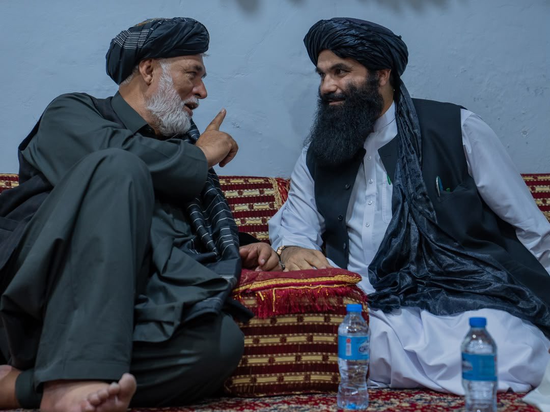 Wardak9191's tweet photo. د کورنیو چارو وزیر قدرمن خلیفه سراج الدین حقاني،ارواښاد شاپور ځدراڼ، ته د دعا او د هغه له کورنۍ سره د غمرازۍ په موخه د هغوی کورته ته تشریف یووړ.
قدرمن خلیفه صیب د شاپور ځدراڼ د کورنۍ سربېره د  ملي لوبډلې لوبغاړو ته هم د تسلیت مراتب وړاندې کړل.
۱/۲ https://t.co/6utBs1HHXw