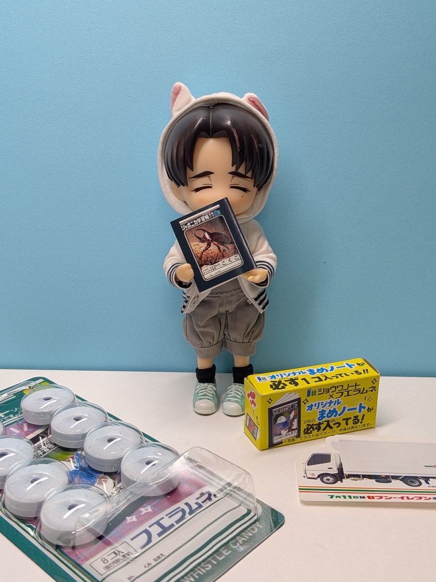 ryonpinyan's tweet photo. 7月11日はセブン-イレブンの日！
おべんとといっしょに
セブン-イレブン限定の
『ショウワノート×フエラムネ』を
買いました！

ステッカーもろた！うれし‥♡

限定おもちゃは
かっこいいカブトムシがでました！
パプアヒメカブトっちゅーんやって。

‥これは、こくごがんばらんと！
ｴｲｴｲｵｰ! https://t.co/pghqULxLru