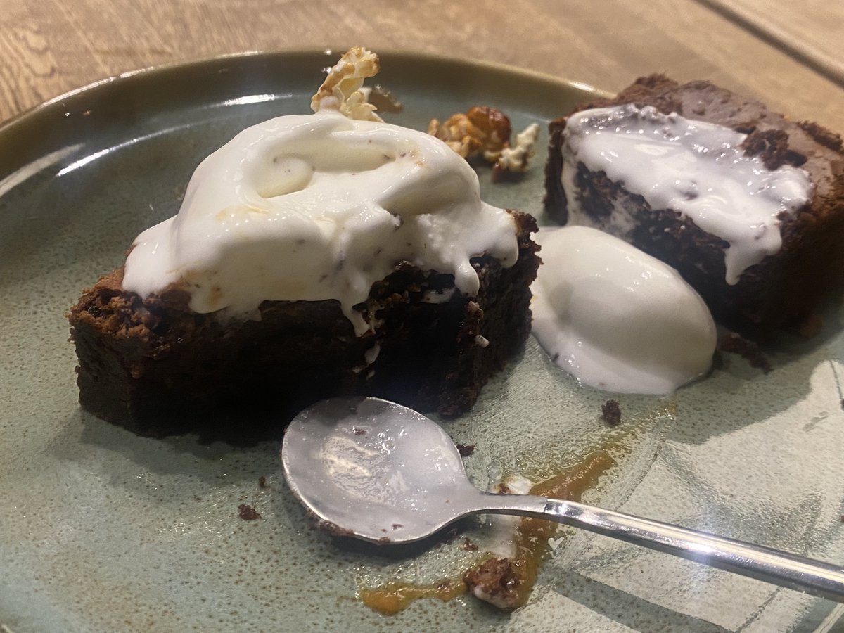 icuhee's tweet photo. i just ate the best brownie ever oml this is going to be in mai dreams it’s so good 😭😭😭💧💧💧💧💧 https://t.co/Gw3oS8bu1L