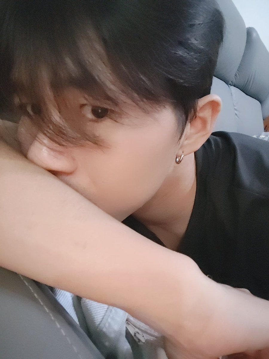 fuckboy_1069's tweet photo. 颱風天適合被灌成奶油泡芙享用😖 https://t.co/Jt7RSPxUVA