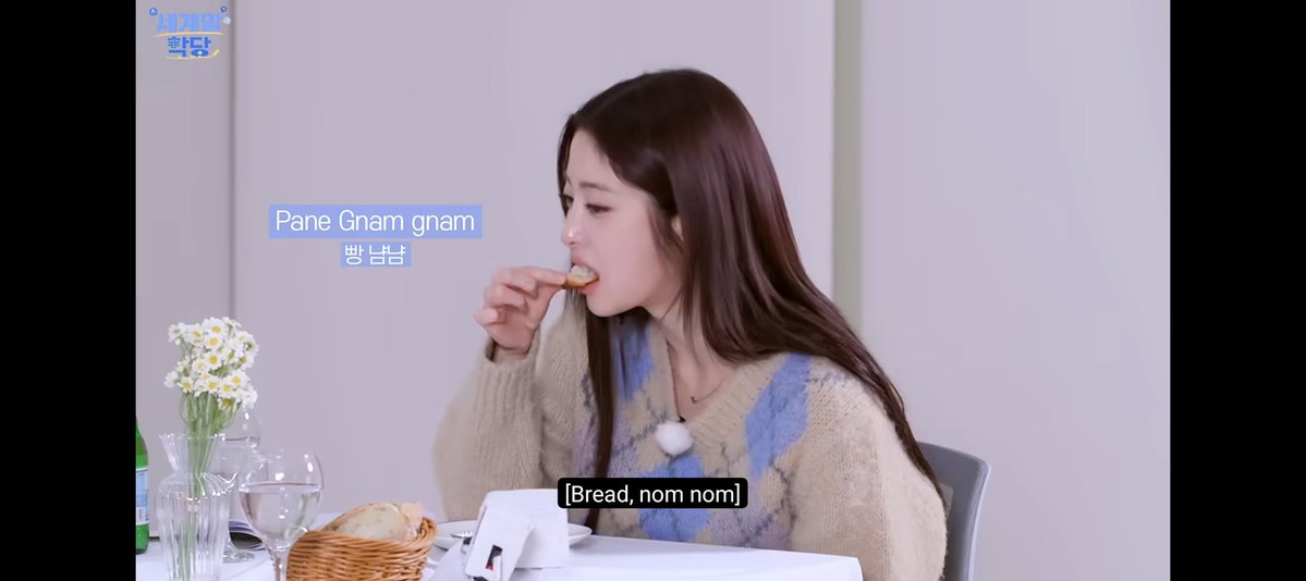 pikupq's tweet photo. I think is the first time in 10 years that i see real bread in a girlgroup video https://t.co/mZdfgpBmEF