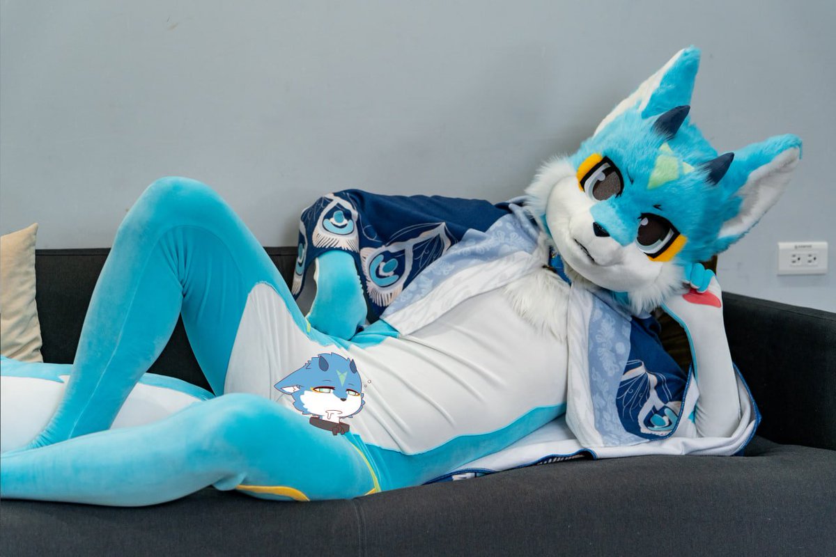Reyan_Wolf's tweet photo. 台風がすごくて、家にいるしかない

📷: @CangChung0307 
🧵: #黑雪工坊 

#FursuitEveryday https://t.co/JigJBKiPzJ