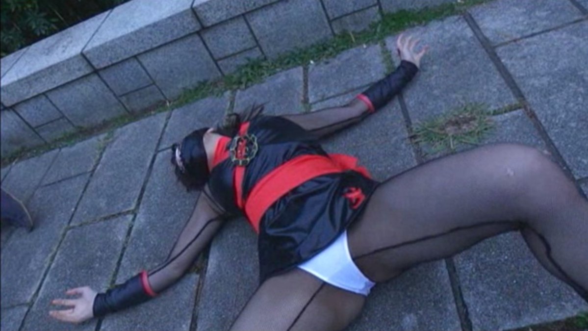 Kozue49587363's tweet photo. 【予約投稿です】
#宇那月 @giga_una7 監督の #女戦闘員 シリーズ最新作の
「女戦闘員の決めショット（1枚目）」を��て、別作品でみたことあるよな…🤔

となり、過去作遡っていたら『女下忍衆』で、雑魚くノ一が全滅してた場所ではないですか😲
（監督のブログにも、死屍累々オフショ有り👍）

最新作も、3・4枚目の様な、全滅描写はあるのでしょうか🤔
（個人的に全滅描写好き👍なので、何卒よろしくお願いします🙇💦💦）