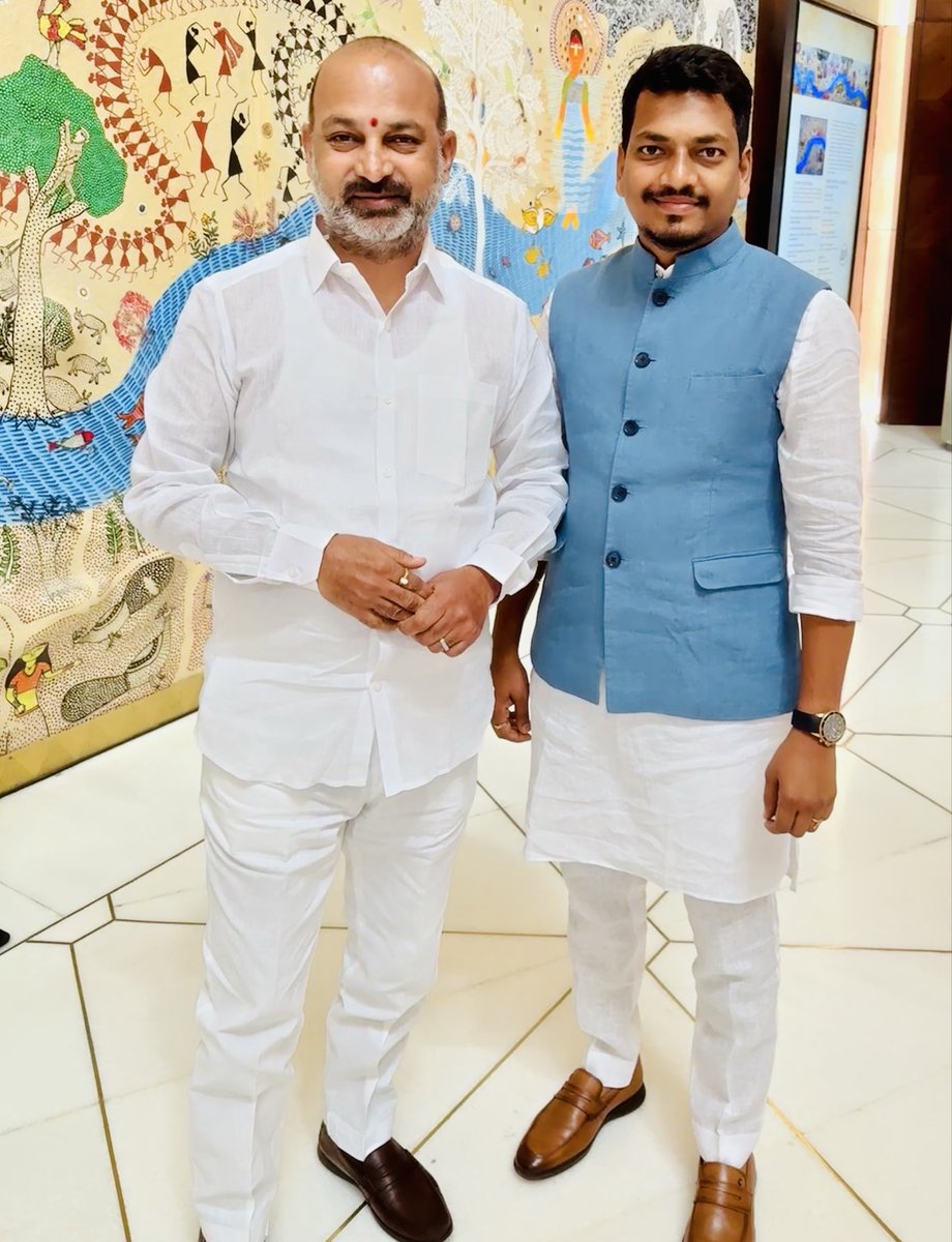 SharathBomma's tweet photo. కేంద్ర హోమ్ శాఖ సహాయ మంత్రి వర్యులు, మా కరీంనగర్ ఎంపీ బండి సంజయ్ అన్న గారికి జన్మదిన శుభాకాంక్షలు

@bandisanjay_bjp https://t.co/mTlm1sjz2s