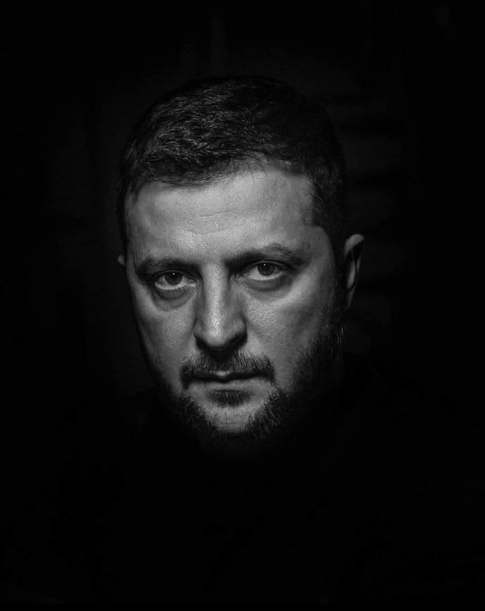 TKouilou's tweet photo. Zelensky, c’est l’histoire d’un gars qui n'a pas plié. 
Pas une seconde. 
Un type debout, même quand tout s’écroule.

Il n'a pas juste du courage, non !
Il a l’instinct du chef : il écoute, il choisit bien son monde, il serre les dents et il avance. 
Même dans la merde. 
Et ça, c’est rare. 
Autour de lui, des gens solides, compétents, qui tiennent la barre avec lui. 
Pas des yes-men, des vrais. 
Des gens qui savent dire non, qui osent, qui bossent.

Et puis y’a ça : sa façon de parler, de fédérer, de dire à son peuple que oui, il peut tenir. 

Pas de grands discours creux. Juste des actes. Des décisions lourdes, prises vite, sans trembler.

La guerre, ça use. Mais lui, il résiste. Têtu. Opiniâtre. Comme son pays.
Et si le vrai pouvoir, c’était juste de ne pas lâcher ?

Voilà ce que je pense de V. Zelensky 👊
#SlavaUkraïni