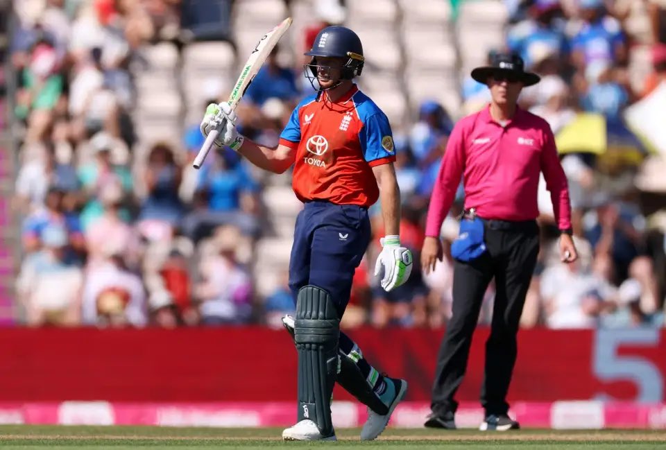 inn_swinger's tweet photo. Peak Embarrassment for Shreyas Iyer &amp; Gautam Gambhir. 
5th T20I: England 🏴󠁧󠁢󠁥󠁮󠁧󠁿 257/3 against Men in Blue.
#ShreyasIyer #GautamGambhir #INDvsENG https://t.co/nPbcDDV5CV