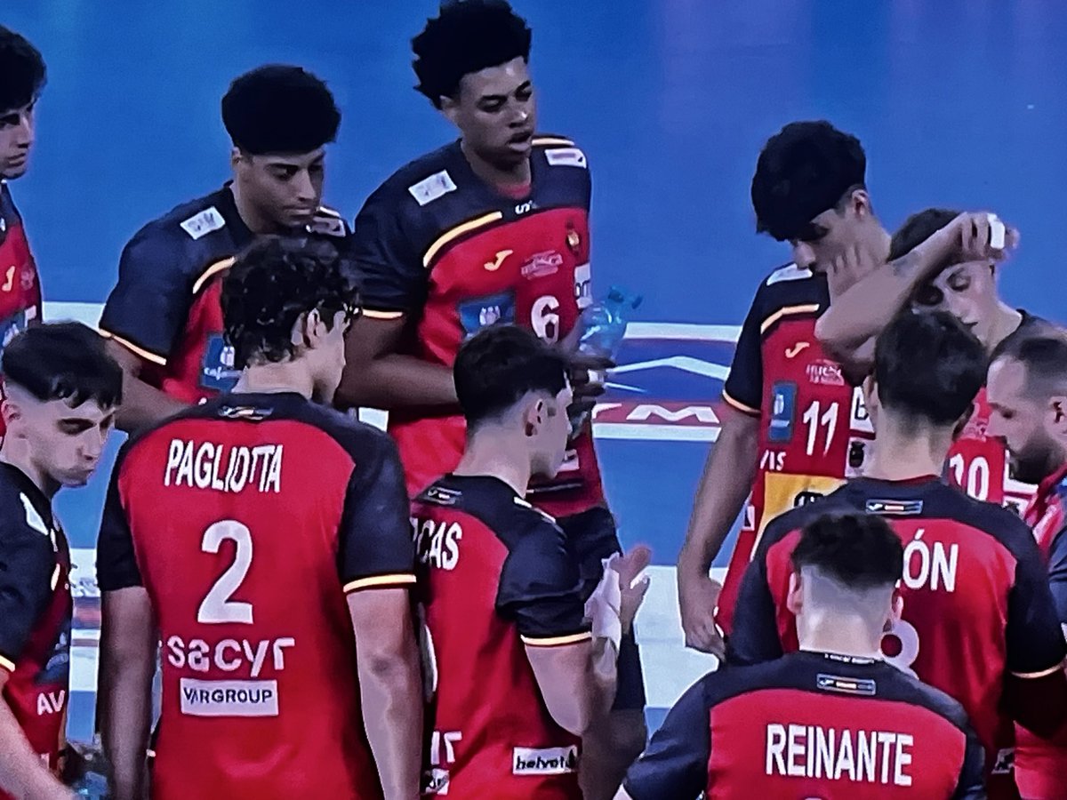 Luismilopez5's tweet photo. España pasa invicta a la FP del europeo Junior tras ganar a Austria 32-28. Lo hará con los 2p logrados ante Islandia. Y con un M.Fis en alza. Nuevo MVP por su 10/11 ante los austriacos. 
Espera un cruce exigente contra Dinamarca y el vencedor del Noruega/Croacia. https://t.co/iJLKPm7xtA