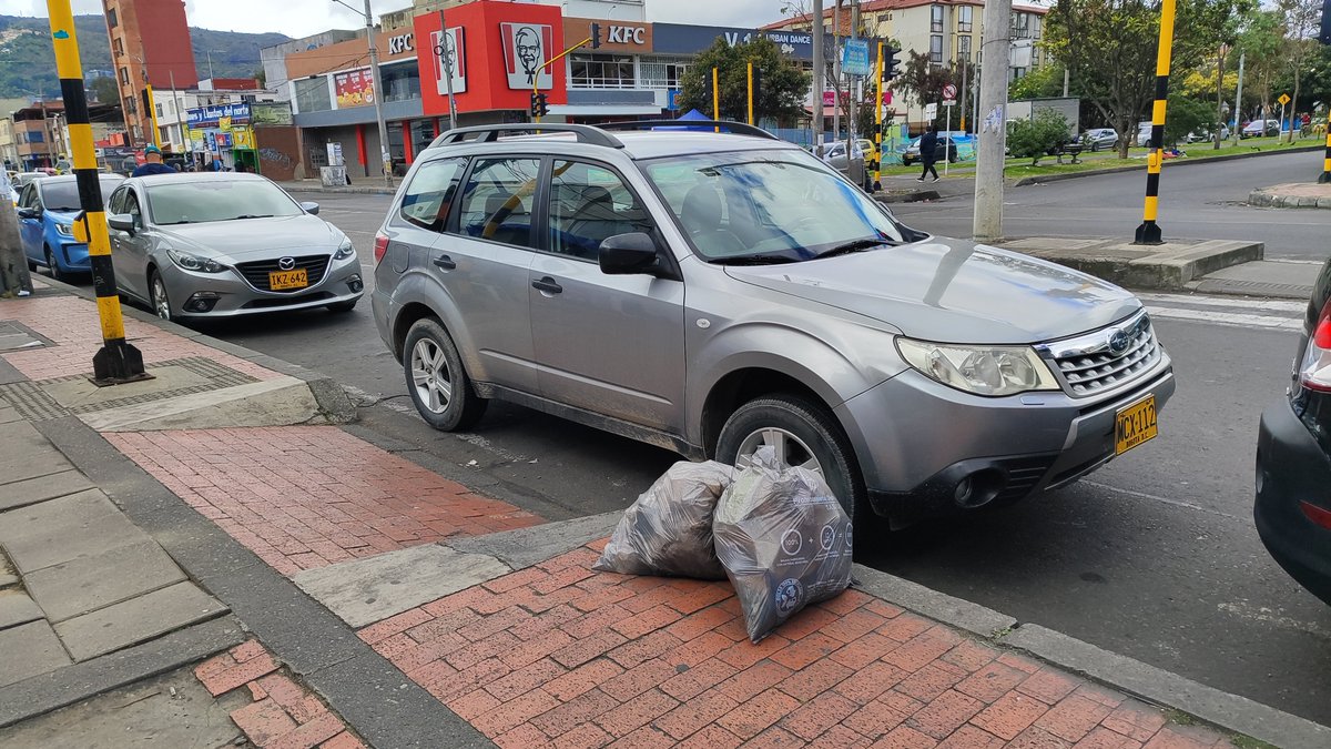 dotero87's tweet photo. Perfectamente estacionado
#Parqueocomounimbécil https://t.co/u5LH0vG0bu