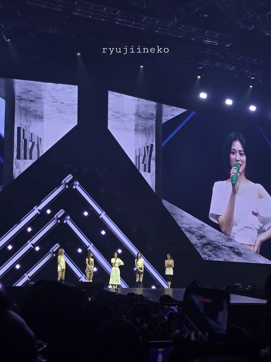 ryujiineko's tweet photo. i'm super happy to see you all, itzy! pls come back sooooon 🥹 https://t.co/biisvTwghg