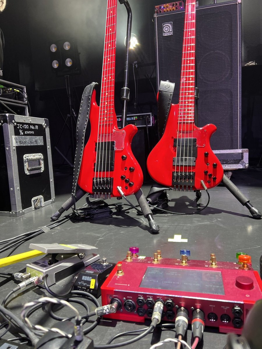 IKUObass190's tweet photo. TETSUYA 25th ANNIVERSARY LIVE

Zepp SHINJUKU

無事終了しました！

昼夜公演とも

楽しくベースを弾かせてもらいました！

超スーパーベーシストの
バックでベースを
弾くというプレッシャー
に耐えながらもw
長くご一緒させて
いただいて感謝です！

改めて

ソロデビュー25周年
おめでとうございます㊗️

#TETSUYA
#25thANNIVERSARYLIVE
#TJB