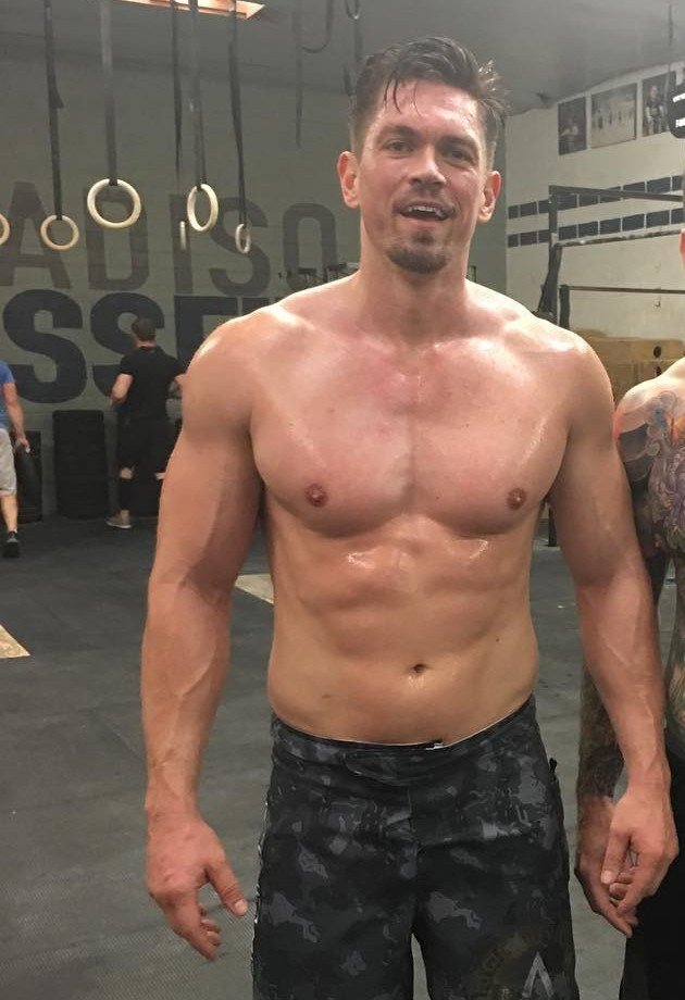 hemsfav's tweet photo. just steve howey https://t.co/toEaj8A45H