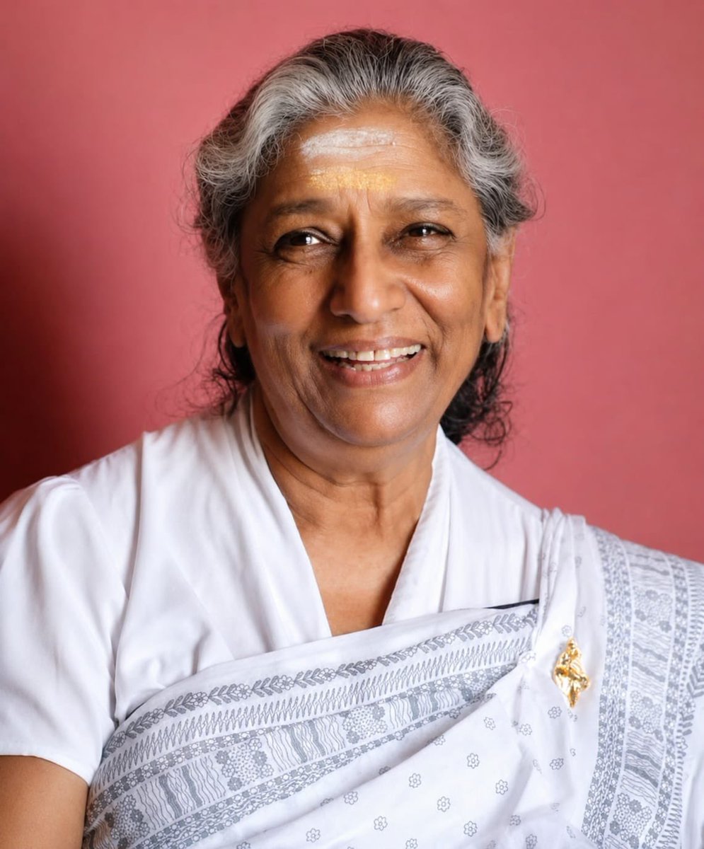 AmmavinVazhi's tweet photo. பிரபல முன்னணி பாடகியும் "தென்னிந்தியாவின் நைட்டிங்கேல்" என எல்லோராலும் அன்போடு அழைக்கப்படுகின்ற திருமதி.S.ஜானகி அவர்கள் வயது முதிர்வால் காலமானார் என்ற செய்தியறிந்து மிகவும் வருத்தமுற்றேன். திருமதி.ஜானகி அவர்களின் மறைவு இசைத்துறையில் யாராலும் ஈடு செய்யமுடியாத ஒரு பேரிழப்பாகும்.

திருமதி.ஜானகி அவர்கள் தனது 60 ஆண்டு கால இசைப்பயணத்தில் தமிழ், தெலுங்கு, மலையாளம், கன்னடம், இந்தி, ஆங்கிலம், சிங்களம், துளு, கொங்கணி உள்ளிட்ட பல்வேறு மொழிகளில் சுமார் 48,000 பாடல்களுக்கும் அதிகமாக பாடி எண்ணற்ற பல விருதுகளை வென்ற பெருமைக்குரியவர். புரட்சித்தலைவர் எம்.ஜி.ஆர் மற்றும் புரட்சித்தலைவி அம்மா ஆகியோர் மீது மிகுந்த மதிப்பும், மரியாதையும் கொண்டவர். புரட்சித்தலைவி அம்மா அவர்களுக்காக “என் அண்ணன், நீரும் நெருப்பும், அன்னமிட்டகை” உள்ளிட்ட பல படங்களில் காலத்தால் அழியாத பாடல்களை பாடியுள்ளதை இந்நேரத்தில் பெருமையோடு எண்ணிப்பார்க்கிறேன்.

அன்பு சகோதரி, திருமதி.S. ஜானகி அவர்களை இழந்து வாடும் அவருடைய குடும்பத்தினருக்கும், நண்பர்களுக்கும், இசை உலகினருக்கும், கோடிக்கணக்கான அவரது ரசிகர்களுக்கும் எனது ஆழ்ந்த இரங்கலையும், அனுதாபத்தையும் தெரிவித்துக் கொள்கிறேன். அன்னாரது ஆன்மா இறைவன் திருவடி நிழலில் இளைப்பாற எல்லாம் வல்ல ஆண்டவனை வேண்டுகிறேன். 
#SJanaki #LegendForever #IndianMusic