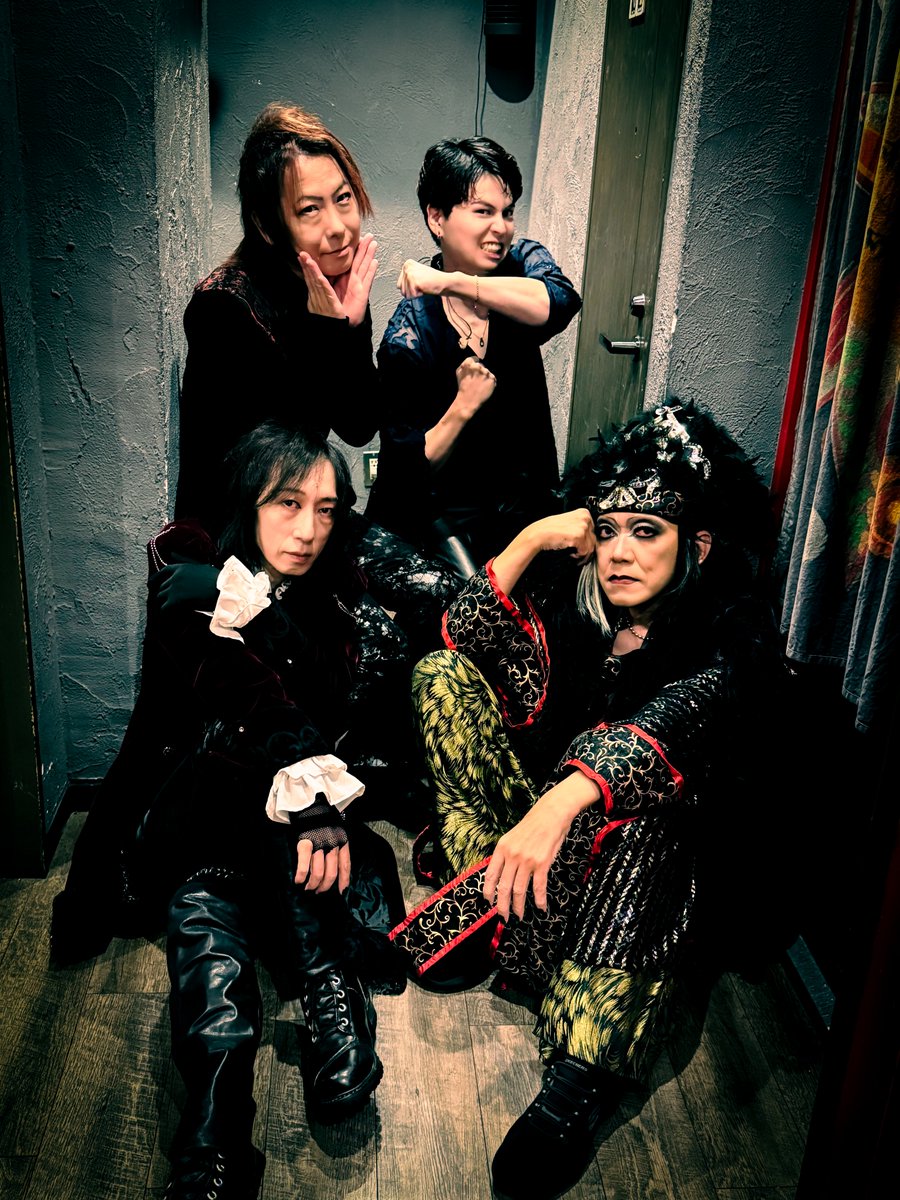 KIBA_Gargoyle's tweet photo. Gargoyle 39th
MusicLab.濱書房

とっても良い39周年記念ライヴになりましたー！
みなさんありがとー
…じゃなくて、39周年だしサンキュー！

アンコールでは新曲も披露出来て気持ち良かったよー

sprt
Gt.KOUSUKE/Ba.JUN/Dr.たけち https://t.co/nNU67CYTZe