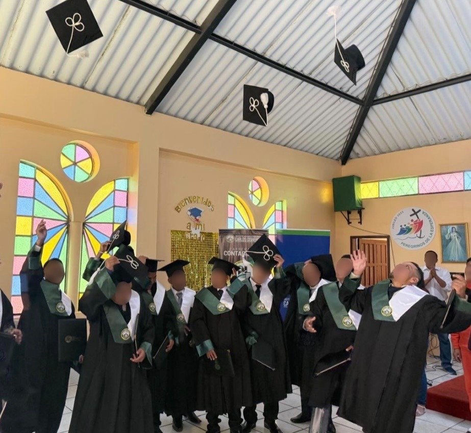 EcEnDirecto's tweet photo. #ATENCIÓN
El @SNAI_Ec informó que 14 PPL se graduaron como Tecnólogos en Contabilidad en el #CPLChimborazo N° 1, gracias al convenio entre la entidad y el I.S.U. Carlos Cisneros. https://t.co/wbmeBOaV3Z
