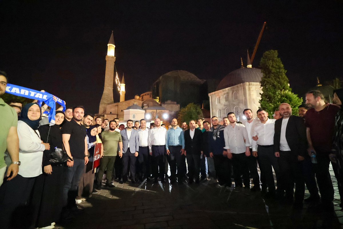 KartalAKParti's tweet photo. AK Parti İstanbul Gençlik Kollarımızın bu yıl ikincisini düzenlediği, Genel Başkan Yardımcımız Sayın Ahmet Büyükgümüş ve İl Başkanımız Sayın Abdullah Özdemir’in teşrifleriyle gerçekleştirilen “Fetih Nesli Ayasofya’ya Yürüyor” programına; İlçe Başkanımız Haydar Göksoy, yönetim kurulumuz, kadın kollarımız ve gençlik kollarımızla birlikte katılım sağladık.

Fetih ruhunu diri tutan, tarihimize ve medeniyet mirasımıza sahip çıkma bilincini güçlendiren bu anlamlı programda; birlik ve beraberliğimizi bir kez daha pekiştirirken, ecdadımızın bizlere emanet ettiği mukaddes değerlere sahip çıkmanın gururunu yaşadık.

Bu anlamlı organizasyonda emeği geçen AK Parti İstanbul Gençlik Kollarımıza teşekkür ediyor; köklü medeniyetimizin izinde, milli ve manevi değerlerimizi yaşatmaya ve gelecek nesillere aktarmaya kararlılıkla devam ediyoruz.

#FetihNesliAyasofyayaYürüyor #Ayasofya #AKParti #İstanbul