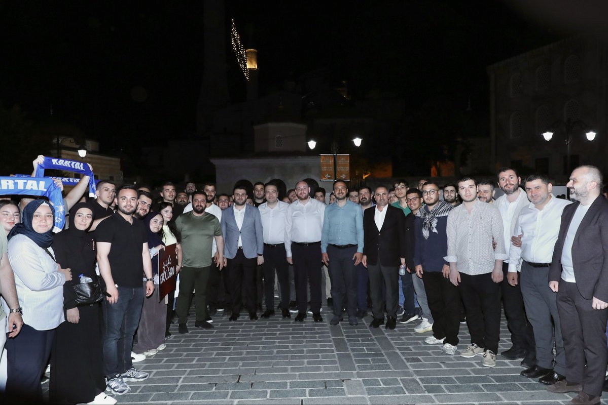 KartalAKParti's tweet photo. AK Parti İstanbul Gençlik Kollarımızın bu yıl ikincisini düzenlediği, Genel Başkan Yardımcımız Sayın Ahmet Büyükgümüş ve İl Başkanımız Sayın Abdullah Özdemir’in teşrifleriyle gerçekleştirilen “Fetih Nesli Ayasofya’ya Yürüyor” programına; İlçe Başkanımız Haydar Göksoy, yönetim kurulumuz, kadın kollarımız ve gençlik kollarımızla birlikte katılım sağladık.

Fetih ruhunu diri tutan, tarihimize ve medeniyet mirasımıza sahip çıkma bilincini güçlendiren bu anlamlı programda; birlik ve beraberliğimizi bir kez daha pekiştirirken, ecdadımızın bizlere emanet ettiği mukaddes değerlere sahip çıkmanın gururunu yaşadık.

Bu anlamlı organizasyonda emeği geçen AK Parti İstanbul Gençlik Kollarımıza teşekkür ediyor; köklü medeniyetimizin izinde, milli ve manevi değerlerimizi yaşatmaya ve gelecek nesillere aktarmaya kararlılıkla devam ediyoruz.

#FetihNesliAyasofyayaYürüyor #Ayasofya #AKParti #İstanbul