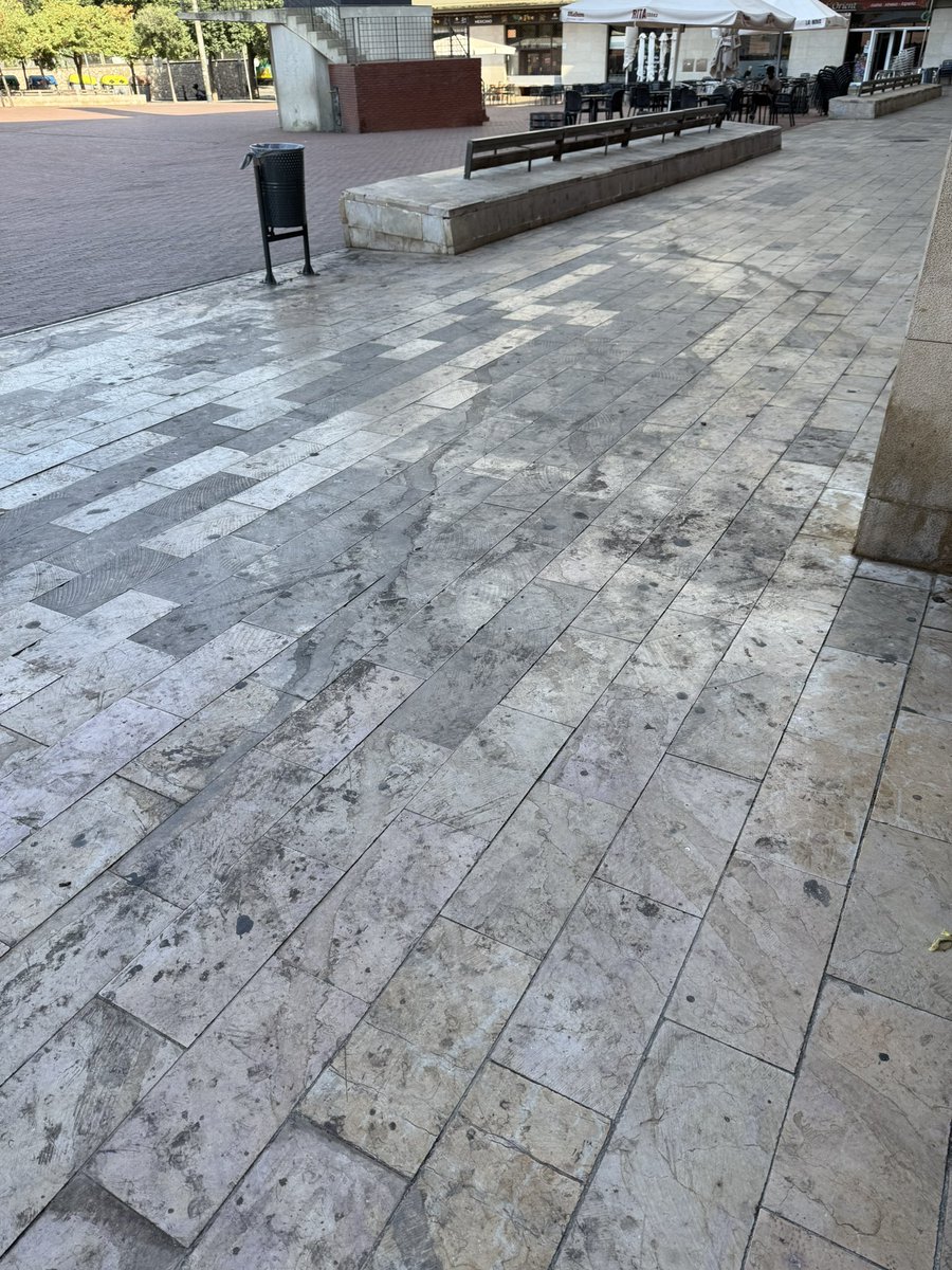 fetsaTerrassa's tweet photo. Podem conèixer els procediments de neteja que te previst @ajterrassa per la neteja dels espais públics de la plaça Nova? Freqüència, ús de productes, mètodes…?
Escoltarem amb molta atenció. https://t.co/Lux7MCVEt1