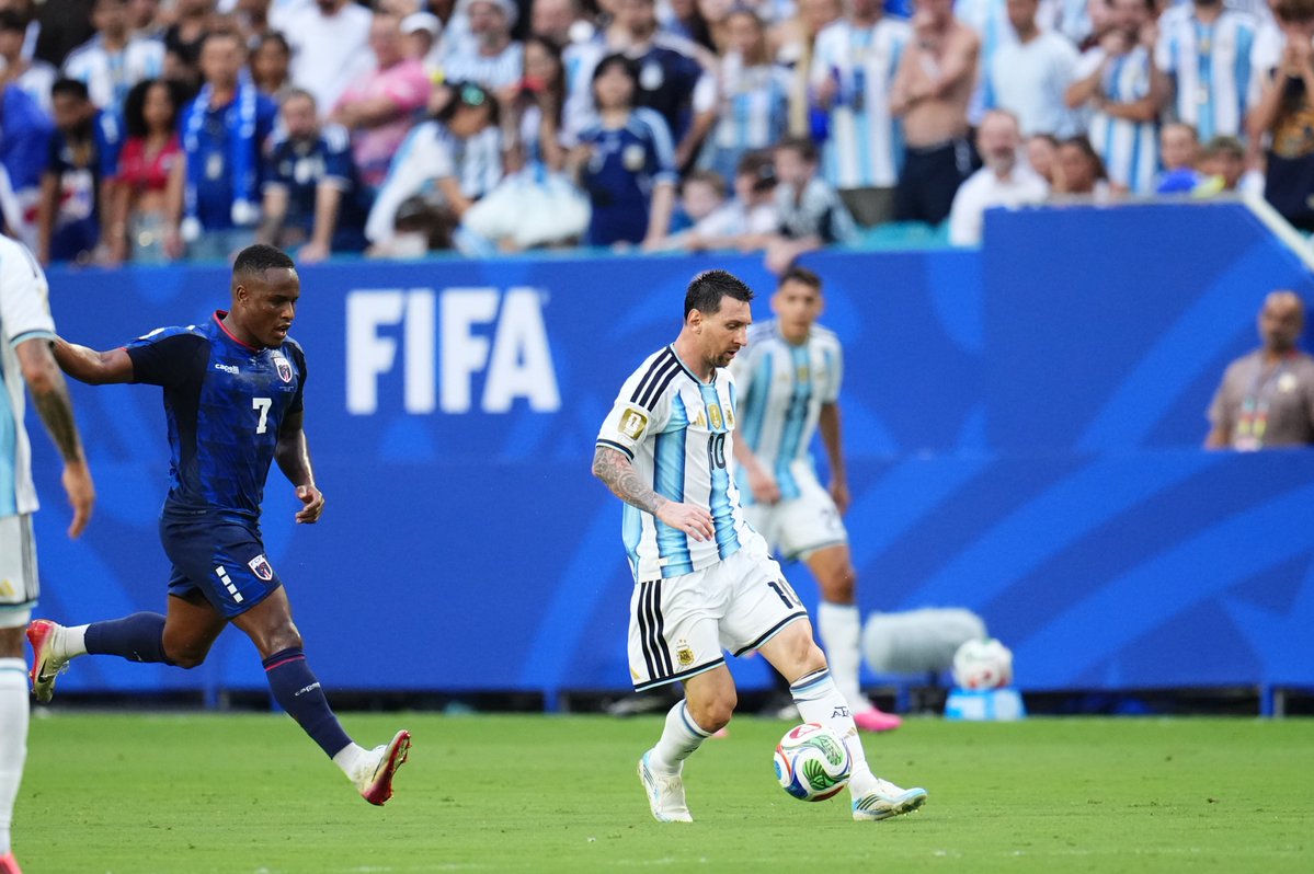 buzzspor's tweet photo. Lionel Messi, 2026 Dünya Kupası'nda aldığı sürenin %62.7'sinde sahada yürüdü. 

The Athletic'in FIFA takip verilerine dayandırdığı habere göre; 

Lionel Messi, maç süresinin %25'inde sahada hiçbir yere hareket etmeden, tamamen sabit bir şekilde durdu.
Süresinin sadece %8.6'sını hafif koşu temposunda geçirdi. Messi, turnuvadaki genel oyuncu ortalaması olan %23'ün oldukça gerisinde.

Oynadığı ilk 5 maçta toplam 35.868 metre mesafe kat etti. Maç başına ortalama 6.88 km. Bu mesafenin 22.958 metresi direkt yürüyüş temposunda kaydedildi.

Lionel Messi, toplam mesafe sıralamasında turnuvada 186. sırada yer alıyor. (Örneğin; Fransa'dan Michael Olise 64 km, İngiltere'den Harry Kane ise 53 km mesafe kat etmiştir).

FIFA'nın ısı haritası verilerine göre Messi, yürüyüşlerini genellikle orta saha yuvarlağı ile ceza sahası arasındaki "iç sağ koridor" bölgesinde yoğunlaştırıyor.