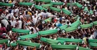 mkulunk's tweet photo. 11 Temmuz 2026’dan 7 Eki.m 2023’ten 11 Temmuz 1995’e…

Hüzünlerimizle Merhaba…

Bugün, Avrupa’nın tam ortasında yaşanan ve insanlık tarihine kara bir leke olarak kazınan Srebrenica Soykırımı’nın yıl dönümündeyiz.

Tıpkı son üç yıldır Gazze’de yaşanan yıkım ve kitlesel sivil ölümleri katliam ve soykırım karşısında dünyanın büyük bölümünün sessiz kalması gibi, Srebrenica’da da insanlık, göz göre göre işlenen bir felakete sessiz kaldı.

Hani sürekli dillendiriyorlar ya;

İnsan hakları…
Hukukun üstünlüğü…
Eşitlik…
Demokrasi…
İnanç özgürlüğü…

Unutulmasın…

11 Temmuz 1995’te, Avrupa’nın orta yerinde, Birleşmiş Milletler tarafından “güvenli bölge” ilan edilen Srebrenica’da dünyanın gözleri önünde bir soykırım yaşandı. Binlerce Boşnak Müslüman kardeşimiz canımız sistematik biçimde katledilirken, uluslararası toplum bu trajediyi engellemedi. 

Sessizliğiyle ise insanlığın vicdanında derin bir yara bıraktı.

İşte bu nedenle bugün şu soruyu sormak zorundayız:

Avrupa’nın orta yerinde yaşanan bu insanlık suçuna sessiz kalan Batı kimdir?

Son dönemde kamuoyuna yansıyan ve uluslararası düzeyde geniş tartışmalara neden olan Epstein dosyaları, Batı’nın ta kendisidir 

Batı uygarlığı; 
Epstein’dır, Srebrenica’dır, Gazze’dir.

Hâlâ İslam dünyasını ve Türkiye’yi yalnızca Batı merkezli bir perspektifle okumaya çalışanlar…

Özellikle dindarlık kisvesi altında Batı uygarlığının Truva atı olan FETÖ yapılanmasını anlayamayan, görmezden gelen veya koruyanlar…

Kalemleriyle ve söylemleriyle Türkiye’ye hâlâ Batı uygarlığının değerleri üzerinden rol biçmeye çalışanlar…

11 Temmuz 1995 sizin için gerçekten ne ifade ediyor?

Ne acıdır ki son iki yüzyılda; insan hakları, demokrasi ve özgürlük söylemlerinin arkasına sığınılarak kültürel soykırımlardan işgallere, sömürgecilikten kitlesel katliamlara kadar sayısız insanlık suçu işlendi.

Artık bu gerçeği görmeli;

Aklımızla, vicdanımızla ve medeniyet iddiamızla bu barbarlığa karşı ahlaki bir duruş geliştirmeli; insanı merkeze alan yeni bir dünya tasavvurunu konuşmak ve yaşamak zorundayız.

Aksi hâlde yeryüzü; savaşları, işgalleri ve insanlığın ortak değerlerini hiçe sayan küresel güç mücadelelerinin içerisinde yaşanmaz bir cehenneme dönüşecektir.

Bugün, uluslararası mahkemeler tarafından soykırım olarak hükme bağlanan Srebrenica Soykırımı’nın yıl dönümüdür.

Gazze’de son yıllarda yaşanan ağır sivil kayıplar katliamlar ve yıkımlar uluslararası hukuk ve insan hakları bakımından birçok devlet, uluslararası kuruluş ve hukukçu tarafından soykırım olduğu açıkça ilan edilmiş ve tarihe kayıt düşülmüştür

GAZZEDE OLAN SOYKIRIMDIR.

Bugün kendimize şu soruları sormalıyız:

Unutmamak mı?
Unutturmamak mı?
Hatırlamak mı?
Hatırlatmak mı?

Bizim cevabımız nettir:

Unutmayacağız.
Unutturmayacağız.
Hatırlayacağız.
Hatırlatacağız.

Srebrenica’yı…
Epstein’ı…
Gazze’yi…

🕊️ 11 Temmuz – Srebrenica

🦋 Mavi kelebekleri takip etmeye devam edeceğiz…

Ve Aliya İzzetbegoviç’in hafızalara kazınan şu sözünü asla unutmayacağız:

“Ne yaparsanız yapın, soykırımı unutmayın. Çünkü unutulan soykırım tekrarlanır.”

— Aliya İzzetbegoviç