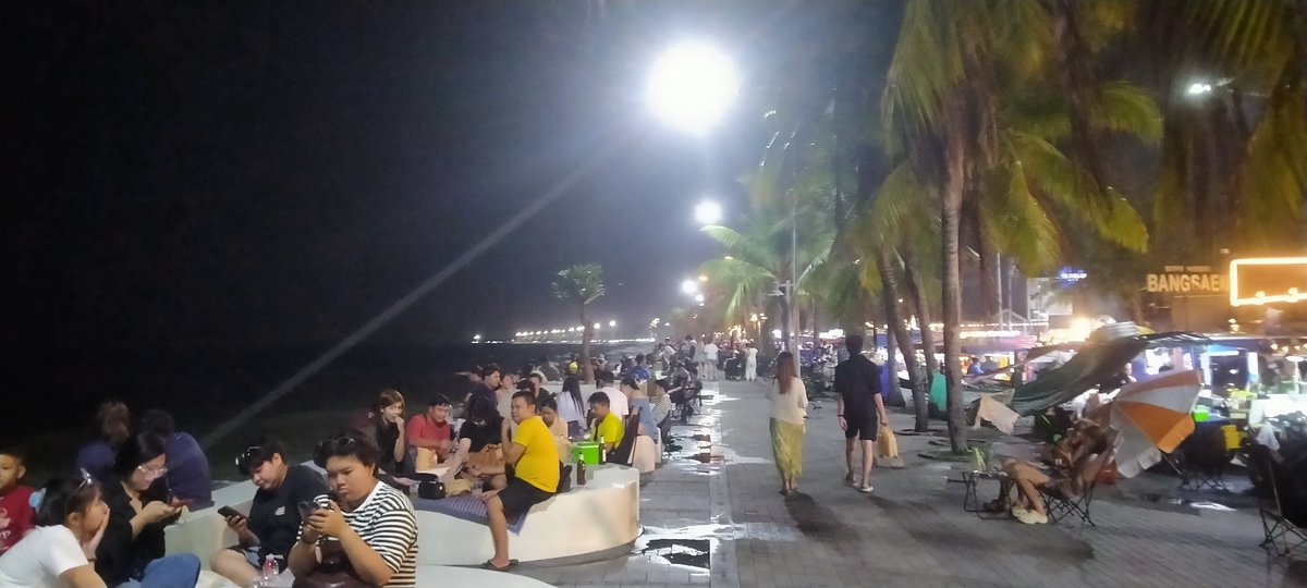 nnnn111050's tweet photo. คนเยอะมาก  ว่าง  หาค่าเบียร์ นัดเอ้าดอ #บางแสน #หาดวอน #หาดบางแสน https://t.co/51vhd1RSEM
