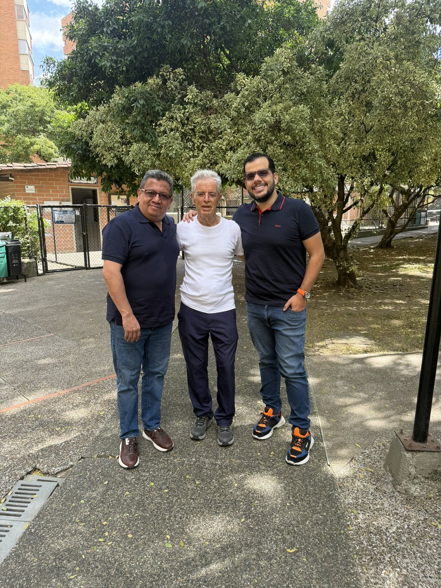 SoyDefensor's tweet photo. Las dos personas que más me han enseñado casación y garantismo, pero más importante: la sencillez y humildad que caracteriza a los verdaderos maestros.

Don Nódier Agudelo y @julcostaduran10 https://t.co/Sg2c8XXQb7