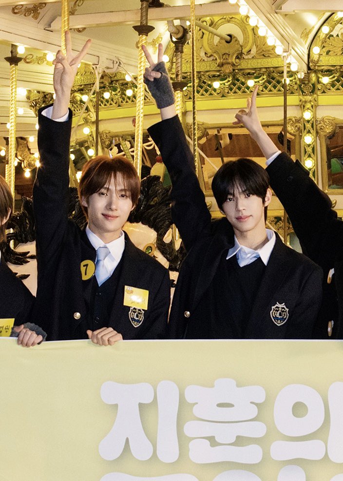 letsgoppangtto's tweet photo. 롯월빵또 진짜 인생인거 아시는 분........    머리도 완벽한 흑갈이었고     본인들 이미지랑 맞게 교복도
한 명은 코트없이 교복풀착&amp;넥타이 느슨한게 포인트,   한 명은 베이지색 코트&amp;목도리 둘러싸고 넥타이 정석대로 꽉 맨거 ㅈㄴ좋음 https://t.co/IhLCp27E71