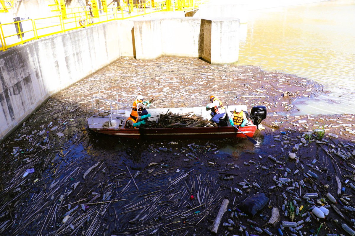 OlmosTinajones's tweet photo. #NotaDePrensa | ✅ Más de 100 toneladas de palizada y residuos fueron retiradas del embalse Limón como medida preventiva ante el fenómeno de El Niño, protegiendo la infraestructura y la continuidad del abastecimiento hídrico hacia Irrigación Olmos.
🔗 https://t.co/0i4idpbedq https://t.co/iH4gPRLN86
