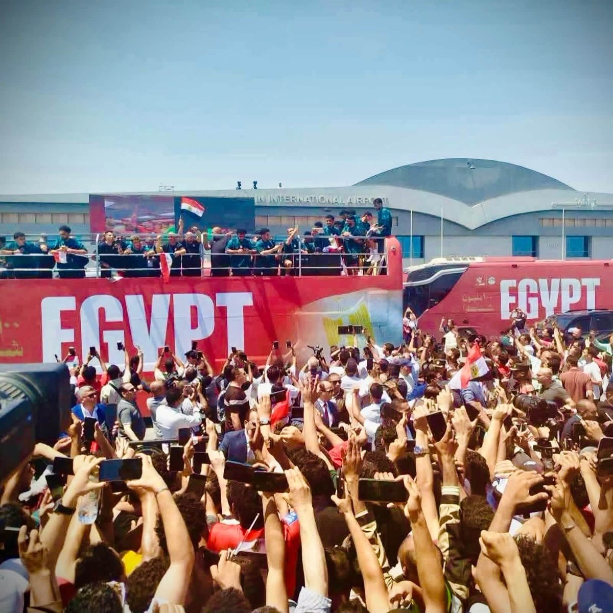 OmenSaad's tweet photo. لم يحملوا كأسًا لكنهم عادوا وهم يحملون قلوب ملايين المصريين والعرب معهم ❤️🇪🇬

الساعة العاشرة صباحًا وفي حرارة الصيف بمدينة العلمين، كان هذا المشهد وحده رسالة للعالم 

قد تخسر مباراة لكنك حين تكسب شعبًا بهذا الحب،

هذا هو الشعب المصري لا ينسى من قاتل من أجل اسم مصر🇪🇬 ❤️ https://t.co/cPxdU7UkSB