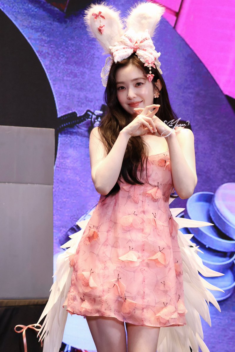 II_IRENE_II's tweet photo. 20260711 ｜KMStation IRENE 상하이 팬싸 

오늘 사용한 토끼 귀 아이템은 제가 제공했는데 언니한테 뽑힌 게 행운이에요.🐰

#IRENE #RedVelvet #레드벨벳  #아이린 https://t.co/KFFeWpJzAC