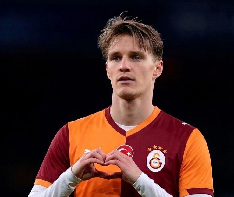 onlyfutbolya's tweet photo. 🦁 Galatasaray'ın gündeminde olan 4 yıldız 10 numara!
​Sizce hangisi Galatasaray'a gelmeli? 🤔
​1️⃣ Bruno Fernandes
2️⃣ Martin Ødegaard
3️⃣ Tijjani Reijnders
4️⃣ Can Uzun
​#Galatasaray #Transfer #GS https://t.co/BSbw5Rck91