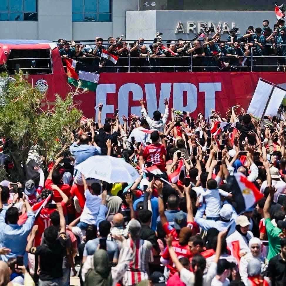 OmenSaad's tweet photo. لم يحملوا كأسًا لكنهم عادوا وهم يحملون قلوب ملايين المصريين والعرب معهم ❤️🇪🇬

الساعة العاشرة صباحًا وفي حرارة الصيف بمدينة العلمين، كان هذا المشهد وحده رسالة للعالم 

قد تخسر مباراة لكنك حين تكسب شعبًا بهذا الحب،

هذا هو الشعب المصري لا ينسى من قاتل من أجل اسم مصر🇪🇬 ❤️ https://t.co/cPxdU7UkSB