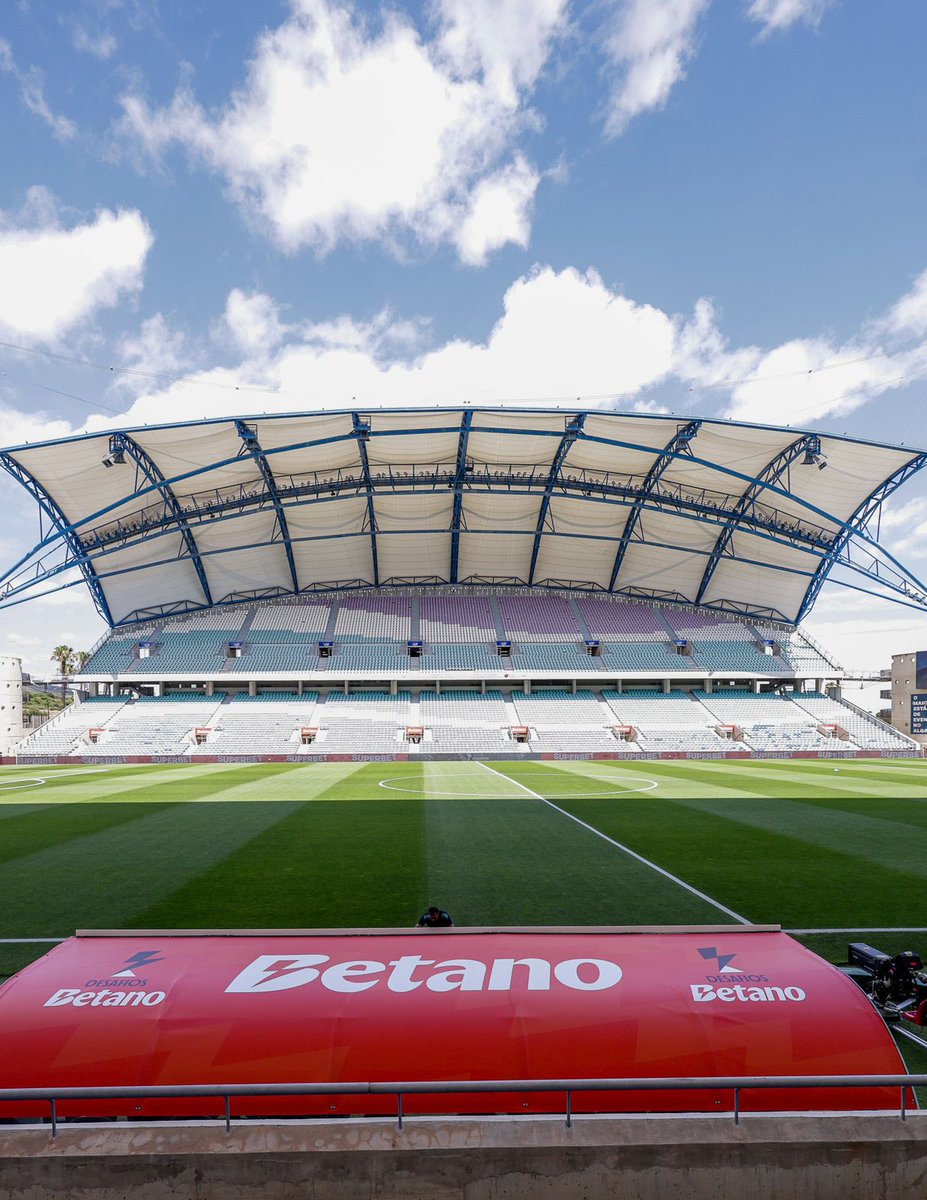 Flamengo's tweet photo. FALAAAAAA, NAÇÃAAAAO! Às 15h30 (Brasília), o Mengão enfrenta o Benfica e vai em busca do Troféu do Algarve! VAI PRA CIMA DELES, MENGOOOOO! 🏟️🏆 

#FLAxSBL https://t.co/l4sfuwBjN1