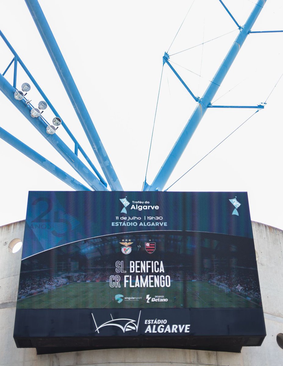 Flamengo's tweet photo. FALAAAAAA, NAÇÃAAAAO! Às 15h30 (Brasília), o Mengão enfrenta o Benfica e vai em busca do Troféu do Algarve! VAI PRA CIMA DELES, MENGOOOOO! 🏟️🏆 

#FLAxSBL https://t.co/l4sfuwBjN1