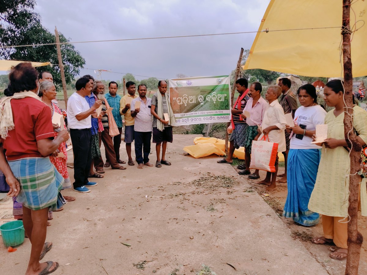 LokUnnati's tweet photo. ଚାଷୀଙ୍କ ବିକାଶ, ଆମ ପ୍ରୟାସ
ପାଟଣାଗଡ ବ୍ଲକ ଖୁଟୁଣାପାଣି ହାଟରେ ପଡ଼ିଆରୁ ବଢ଼ିଆ ଅଭିଯାନର #HataDemo ଅନୁଷ୍ଠିତ।
​ ସରକାରଙ୍କ CRFM ଯୋଜନା ବାବଦରେ ସଚେତନତା।, ଖରିଫ ପରେ ରବି ଫସଲ ଚାଷ ପାଇଁ ଚାଷୀଙ୍କୁ ପ୍ରେରଣା।, ବିହନ ଯୋଗାଣ ପାଇଁ ପୋଷ୍ଟକାର୍ଡ ମାଧ୍ୟମରେ ସରକାରଙ୍କୁ ଅନୁରୋଧ। @Atmashakti3 #BrownToGreen #FruitsOfHarvest https://t.co/mgIgOtx74V