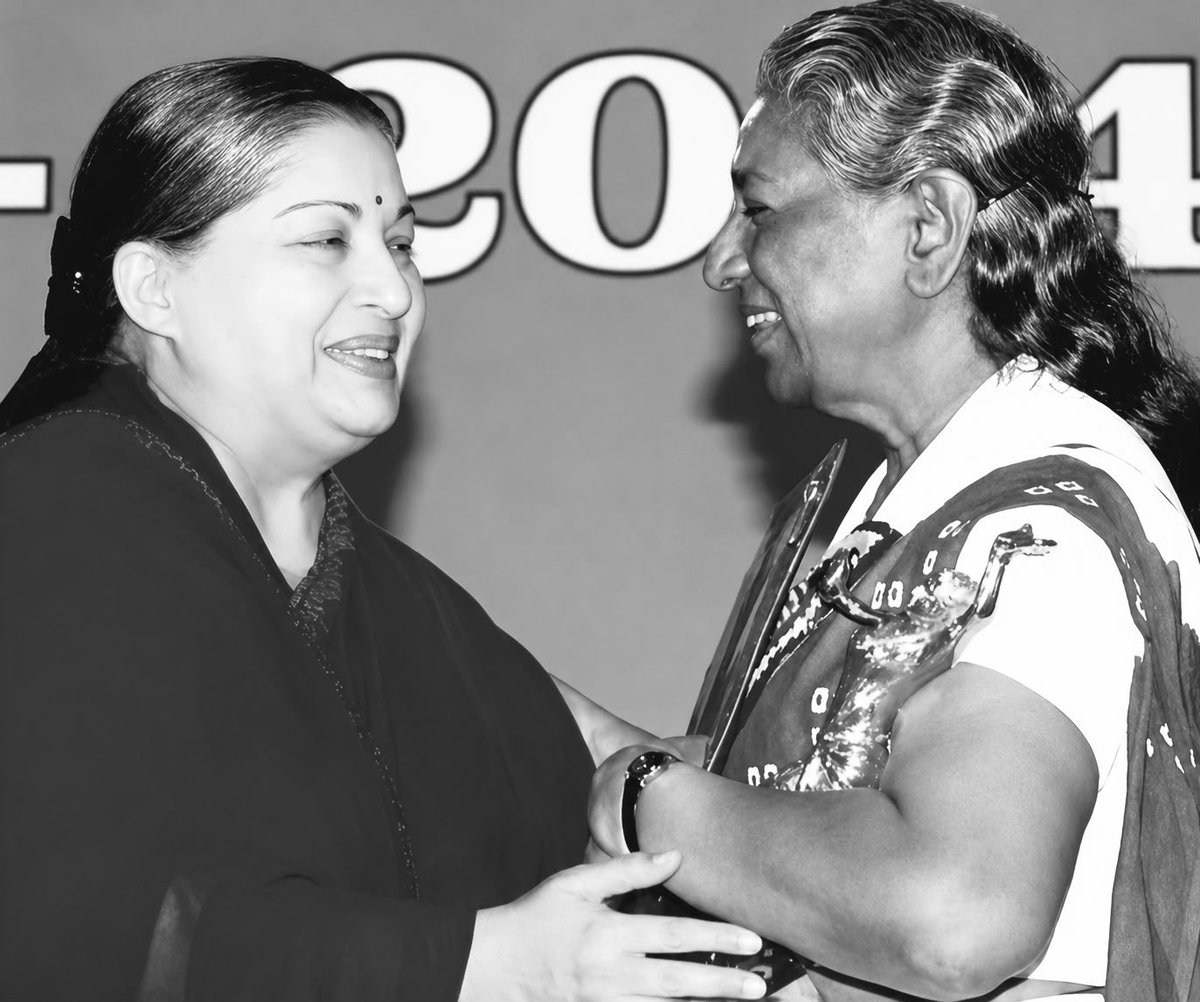 EPSTamilNadu's tweet photo. பிரபல பின்னணி பாடகி திருமதி. S ஜானகி அவர்கள் காலமானார் என்ற செய்தி அறிந்து மிகுந்த அதிர்ச்சி அடைந்தேன்.

பல தலைமுறைகளின் இதயங்களை தனது இனிமையான குரலால் வருடிய திருமதி. ஜானகி அவர்கள், தனது ஆயிரக்கணக்கான பாடல்கள் வழியாக மக்களின் வாழ்வின் ஒவ்வொரு உணர்வுக்கும் குரலாக இருந்தவர்.

தமிழ் உள்ளிட்ட 20 இந்திய மொழிகளில் பின்னணி குரலாக ஒலித்து அவர் பாடிய கீதங்கள் மக்கள் மனங்களில் என்றும் நீங்காத இடத்தைப் பெற்றுள்ளன. அவரது மறைவு என்பது ஈடுசெய்ய முடியாத பேரிழப்பாகும்.

அவரை இழந்து வாடும் அவர்தம் குடும்பதாருக்கும், திரை மற்றும் இசைத் துறைகளைச் சார்ந்தோருக்கும், ரசிகர்களுக்கும் எனது ஆழ்ந்த இரங்கலையும் வருத்தத்தையும் தெரிவித்துக்கொள்கிறேன். மறைந்த அவர்தம் ஆன்மா இறைவன் திருவடி நிழலில் இளைப்பாற எல்லாம் வல்ல இறைவனை வேண்டுகிறேன்.
@AIADMKOfficial