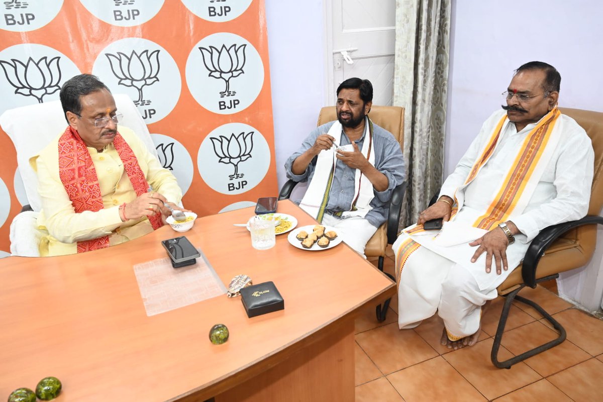 drdineshbjp's tweet photo. लखनऊ स्थित आवास पर पूर्व केंद्रीय मंत्री श्री @mp_kaushal जी, माo विधायक श्री @SitaramVermaBJP जी, भाजपा मीडिया प्रभारी श्री @ManishdixitBJP जी, अध्यक्ष उत्तर प्रदेश सहकारी ग्राम विकास बैंक श्री #विवेक_तोमर जी, अखिल भारतीय ब्राह्मण महासभा (रा) के राष्ट्रीय अध्यक्ष पंडित राजेंद्र त्रिपाठी जी, प्रसिद्ध कवि श्री वेद व्रत वाजपेई जी, अध्यक्ष भाजपा व्यापार प्रकोष्ठ श्री अभिषेक खरे जी, वरिष्ठ भाजपा नेता श्री रामचंद्र मिश्रा जी एवं भाजपा नेता श्री विमर्श रस्तोगी जी ने स्नेहिल भेंट की।

@narendramodi @NitinNabin @AmitShah @blsanthosh @myogiadityanath @idharampalsingh @mppchaudhary @pmoindia @BJP4India @BJP4UP