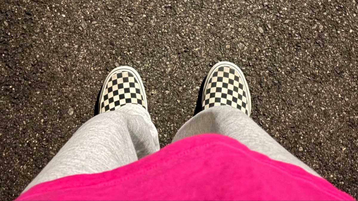 sabacy__38's tweet photo. ポテサラの「あいつのVANSにつっこんどこうポテサラ」のところで、なちに足元覗き込まれて、まさかの指さしてもらって、めちゃくちゃ嬉しかった https://t.co/sbmV1znHTN
