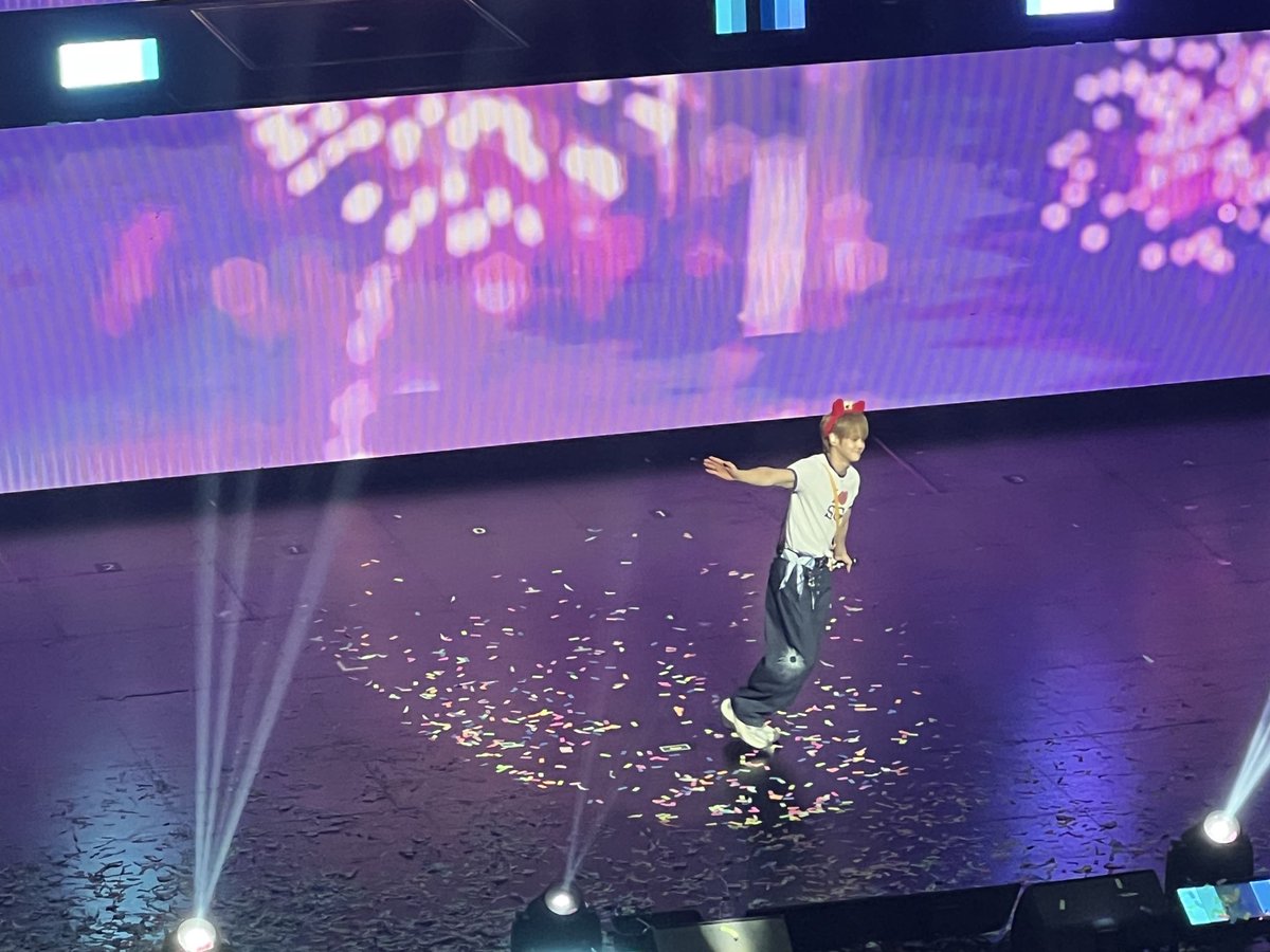 itzmeav93's tweet photo. Cute sequence of Yoseop running up the elevated stage after his thank yous.
 
The crab head band suits him so much which reminds me of Kiki’s delivery 😂 https://t.co/HkP6d7cLbA