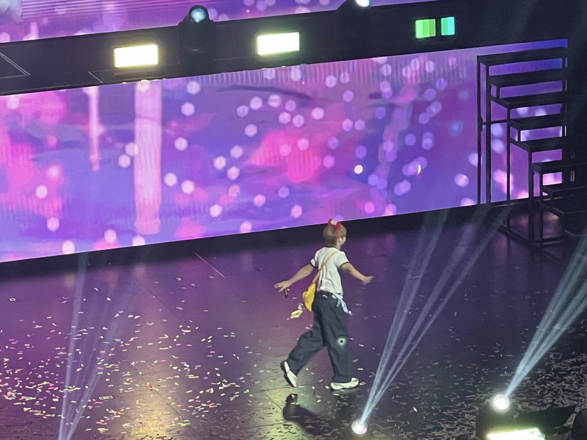 itzmeav93's tweet photo. Cute sequence of Yoseop running up the elevated stage after his thank yous.
 
The crab head band suits him so much which reminds me of Kiki’s delivery 😂 https://t.co/HkP6d7cLbA
