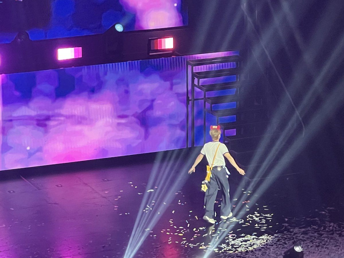 itzmeav93's tweet photo. Cute sequence of Yoseop running up the elevated stage after his thank yous.
 
The crab head band suits him so much which reminds me of Kiki’s delivery 😂 https://t.co/HkP6d7cLbA