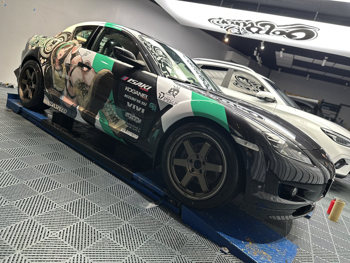 ReiuzuLee's tweet photo. 「ねえ、いっしょに向こう側の景色を見に行かない？」

MAZDA RX-8 SE3P     x     輪堂千速 
企画が正式に完了しました！

イラスト：新井コガネ 先生 https://t.co/ZSgRUmukts
デカール貼り付け作業：御守車匠
デザイン：自分
#輪堂千速
#千速ワークス
#もはやちはや https://t.co/vTWzAl3TRH