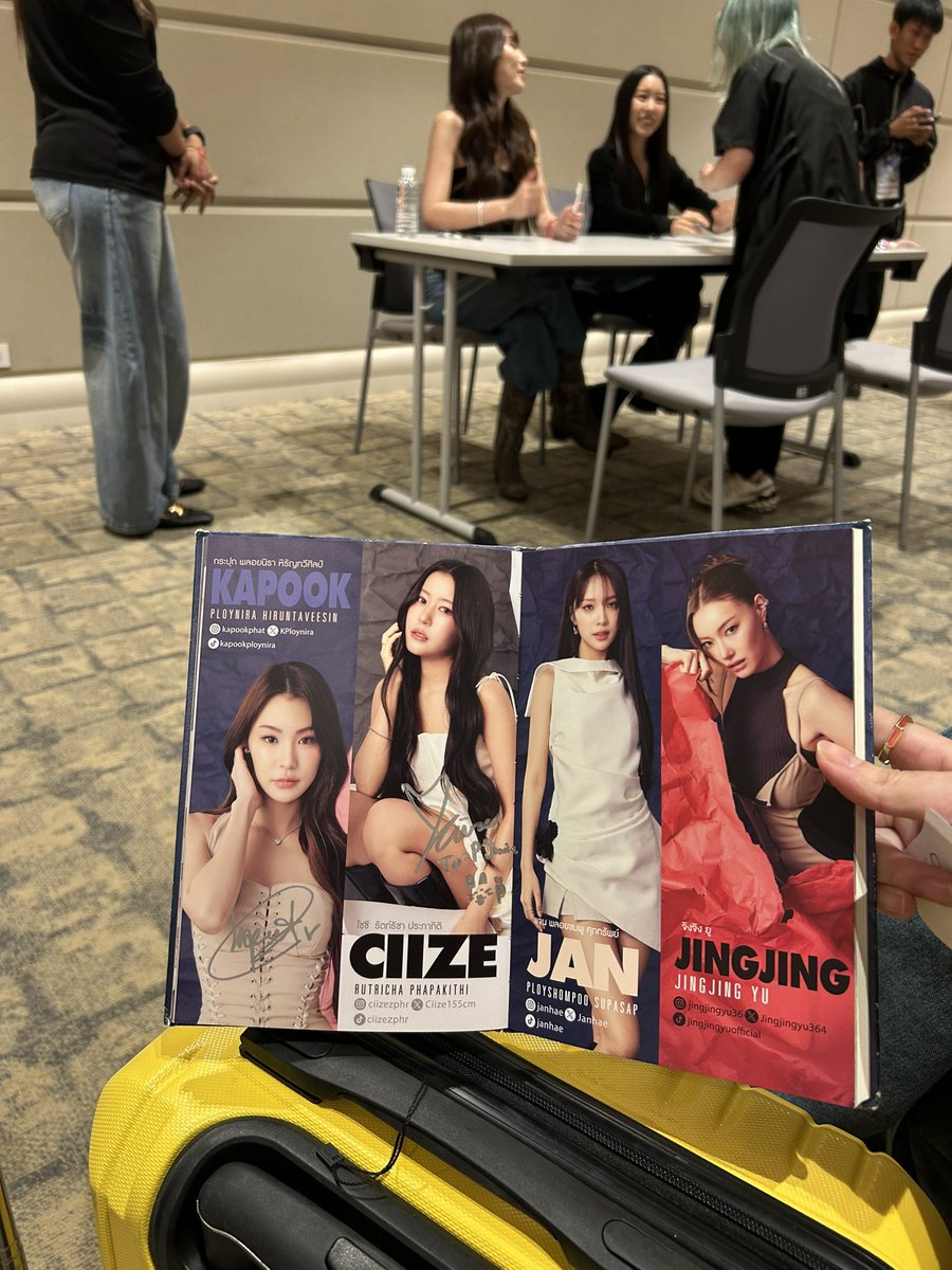 Janice_Zetta's tweet photo. When the little sweetie noticed my luggage🧳

💘: You just arrived?🧐
🐰: I arrived yesterday, but needa fly back tonight…🥹
💘: 😱😣
🐰: Just come to see u nah!😙
💘: Thank u~🥰

See you soon in Macau jubjub @Ciize155cm @KPloynira 

#YBOOKFAIR11xKapookCiize #Ciizezphr #CiizeRutricha #KapookCiize #kapookphat
#kapook