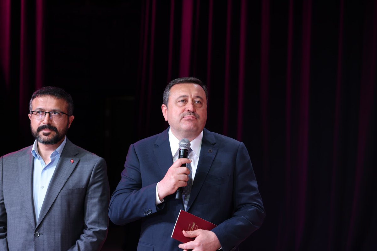 AKPartiG_Antep's tweet photo. İl Başkanımız Sayın Fatih Muhaddis Fedaioğlu ve İl Yönetim Kurulu Üyelerimiz, Geçmiş Dönem Şahinbey İlçe Yönetim Kurulu Üyemiz Sayın Özcan Ekmekçi'nin kıymetli oğlu Sayın Yunus Ekmekçi ile Sayın Elif Polat çiftimizin nikâh merasimine katılarak bu anlamlı ve güzel günün sevincine ortak oldular.

Hayatlarını birleştirerek yeni bir başlangıca “evet” diyen kıymetli çiftimizi gönülden tebrik ediyor; kurdukları yuvanın sevgiyle güçlendiği, huzur ve muhabbetle güzelleştiği, sağlık ve mutlulukla taçlandığı bir ömür diliyoruz.

Rabbim bir ömür aynı gönül bağıyla yürümeyi nasip etsin; yuvalarını bereket, muhabbet ve daimî huzurla müzeyyen eylesin. 💍🤲🏻

@abuyukgumus 
@fmfedaioglu 
@Akparti